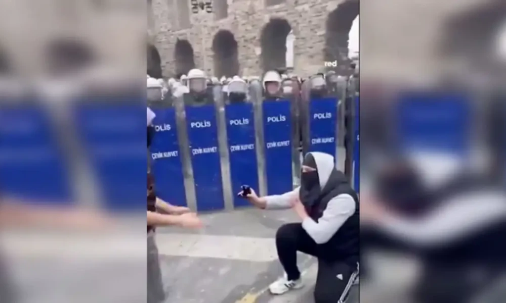 Τούρκος διαδηλωτής έκανε πρόταση γάμου στην αγαπημένη του μπροστά στις ασπίδες των αστυνομικών! (βίντεο)